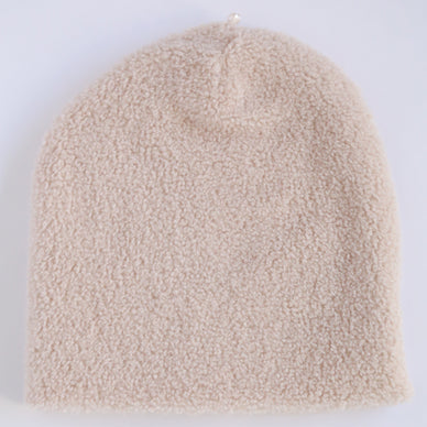 Mini sherpa beanie with baroque pearl detail 
Color: Creme 
MATERIALS: 100% polyester | freshwater pearl 
FIT CARE: one size fits allCare instructions: gentle wash, inside out, lay flat to dry 